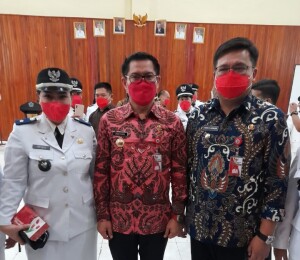 Plt Hukum Tua Desa Kawiley usai dilantik oleh Bupati Joune Ganda didampingi Wabup Kevin Lotulung.