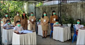 Kepsek Nancy Togas tampak bersama para Guru SD Negeri Tumaluntung dikunjungi Kadis Pendidikan Olfy Kalengkongan pada pelaksanaan ujian Luring di rumah warga.