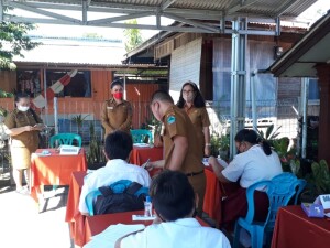 Kadis Pendidikan Olfy Kalengkongan, M.M.Pd saat memantau peserta ujian SDN Matungkas.