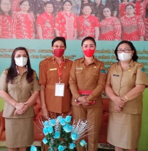 Kepala Dinas bersama Kepsek Olly Kiolol dan Pengawas Dinas Pendidikan saat berada di sekolah SDN Matungkas.