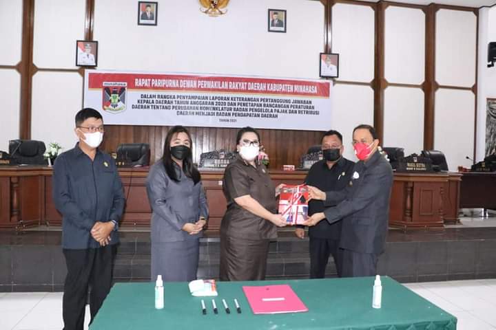 Bupati Minahasa Dr Ir Royke O Roring MSi saat menyerahkan dokumen LKPJ TA 2020 Kepala Daerah kepada Ketua DPRD Kabupaten Minahasa Glady Kandouw, Selasa (13/04/2021).