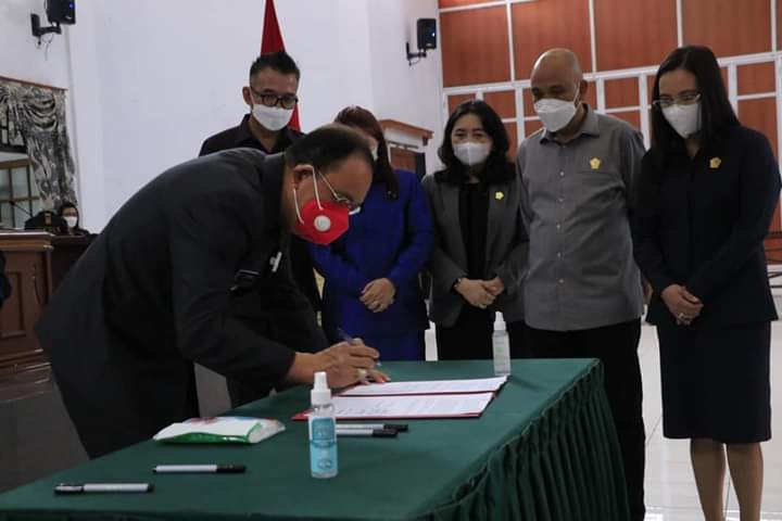 Penandatanganan dokumen LKPJ 2020 sebelum diserahkan kepada DPRD Kabupaten Minahasa