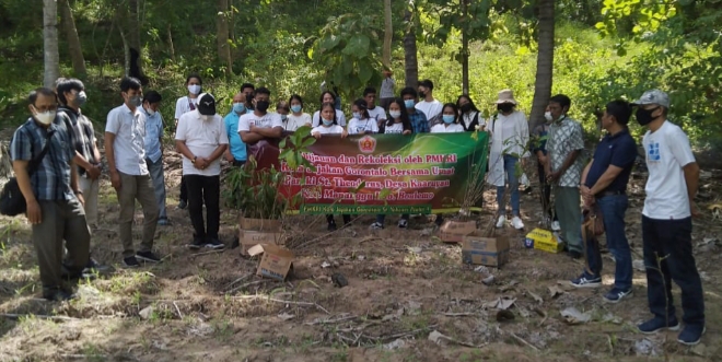 Pengurus, Anggota dan Depertim PMKRI Kota Jajakan Gorontalo, Pastor Jimmy Tumbelaka Pr dan Perwakilan umat St. Theodorus Kaaruyen serta undangan foto bersama sebelum penanaman.