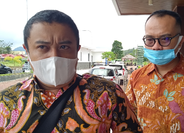 Muhammad Ridwan, Kuasa Hukum VAP saat memberikan keterangan kepada wartawan usai Sidang Pra-Peradilan di PN Klas 1 Manado, Senin (12/04/2021).