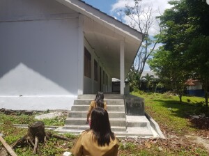 Kadis Pendidikan Olfy Kalengkongan tampak meninjau langsung ruang kelas yang sudah selesai di rehab.