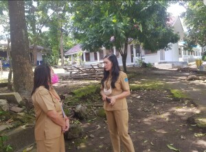 Kepala Sekolah Anitje Kaseger memberikan penjelasan kepada Kadis usia meninjau ruang kelas yang telah selesai di rehab.
