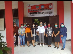 Kadis Olfy Kalengkongan foto bersama Kepsek Iriany Gerung SMP N1 Likupang Timur dan para guru usai melakukan pemantauan ujian SMP.