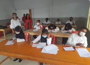 Jumat akhir pekan lalu Kadis Olfy Kalengkongan tampak mengunjungi ujian Kesetaraan Paket B yang dilaksanakan PKBM Pasong pada kelas jauh di kampung Ambong Likupang.