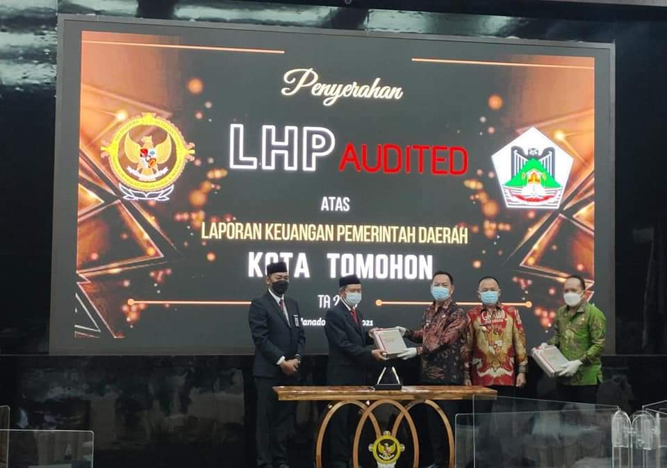 Penyerahan dokumen hasil pemeriksaan BPK RI yang diterima Walikota Caroll Senduk didampingi Wakil Walikota Wenny Lumentut