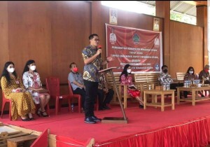 Bupati Joune Ganda saat memberikan sambutan dalam acara tatap muka perdana dengan kepala sekolah SD dan SMP Negeri se- Minut.