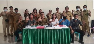 POSE: Foto bersama Hukum Tua Frangky Roli Rorong dengan perangkat desa bersama BPD usai rapat rutin dan penyerahan laporan APBDes Lilang Tahun 2021.