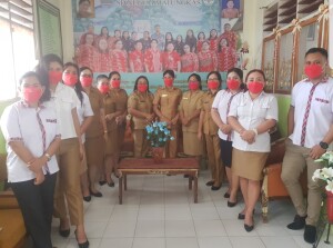 POSE: Foto bersama guru dan Kepsek SD Negeri Matungkas.