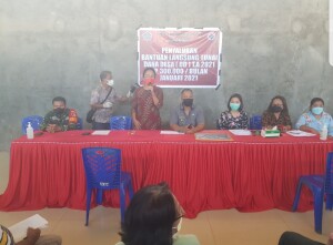 Hukum Tua Desa Kawangkoan Eske Dendeng saat memberikan sambutan.