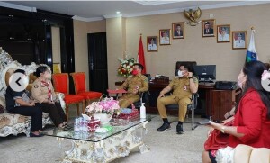 Laporan Panitia oleh Ketua dr. Jane Sangian kepada Bupati dan Wabup JG-KWL di ruang kerja Bupati Minut.