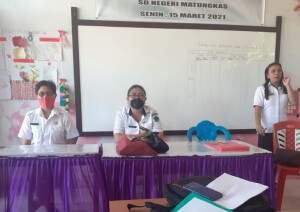 Pengawas Dinas pendidikan Minut Katlin Ramba tampak memberikan materi penilaian hasil sekolah kepada guru-guru SD Negeri Matungkas.