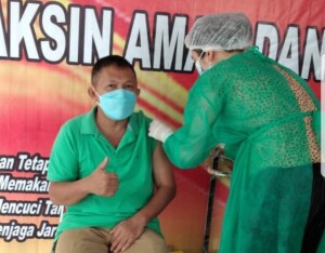 Kepsek Karel J. Kolulun, S.Pd saat divaksin beberapa waktu lalu.