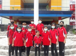 Siswa-siswi asuhan Kepsek SD Negeri Matungkas, Olly Kiolol, S.Pd usai tampil dalam festival Kolintang Minut Hebat.
