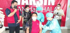 Denny Lolong ketua DPC PDIP Minut yang juga Ketua Dewan, saat mengikuti Vaksinasi di RSUD Maria Walanda Maramis beberapa waktu lalu.