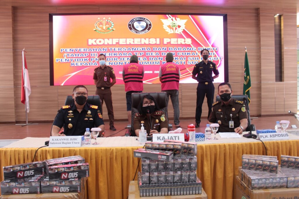 Konferensi Pers Penyerahan Tersangka dan Barang Bukti dari Penyidik pada Direktorat Jenderal Bea dan Cukai Kementerian Keuangan Republik Indonesia Kantor Wilayah Sulawesi Bagian Utara ke Penuntut Umum Kejaksaan Tinggi Sulut, Senin (28/06/2021).