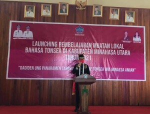 Bupati Joune Ganda memberikan sambutan usai melaunching Kurikulum Mulok Bahasa Daerah Tonsea.