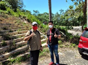 Kak Joutje 'Uce'Dengah tampak saat menggelar bersih-bersih di objek wisata Kaki Dian