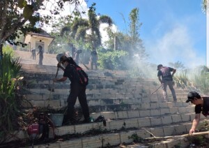 Kegiatan bersih-bersih di objek wisata Kaki Dian.