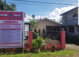 Infografis APBDes Kawangkoan Tahun 2021 yang dipajang di depan kantor desa.