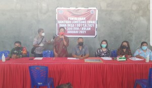 Penyaluran BLT Desa Kawangkoan beberapa waktu lalu.