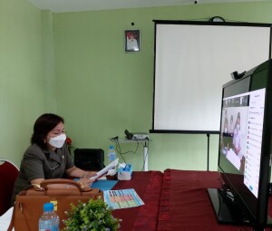 Direktur RSUD, dr. Sandra Rotty saat menggelar zoom meeting dengan dokter-dokter spesialis.