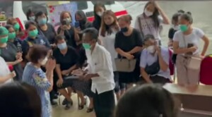 Penyerahan Akta Kematian dan pelayanan jasa oleh Direktur kepada keluarga Alm. Eko Sun