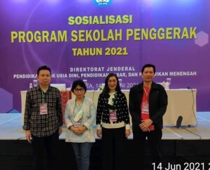 Kepala Dinas Olfy Kalengkongan, S.Pd M.MPd foto bersama bersama sejumlah Kepala Disdik dari Sulut.