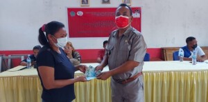 Kumtua Drs. Moses Corneles saat memberikan BLT secara simbolis kepada keluarga penerima manfaat.