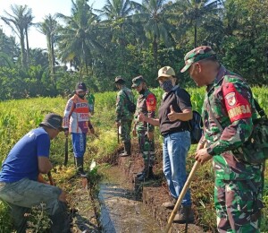 Tampak, Kumtua Eske Dendeng dengan Koramil Airmadidi bersama masyarakat melakukan pembersihan saluran air.