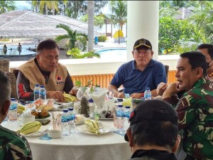 Gubernur Olly disambut Ketua DPRD Minut Denny Lolong dan Bupati Joune Ganda di CasaBaio Hotel sebelum menuju ke Kepulauan.
