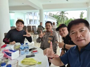 Bupati Joune Ganda dan Ketua Dewan Denny Lolong foto bersama Kapolda Sulut Irjen Pol. Nana Sudjana