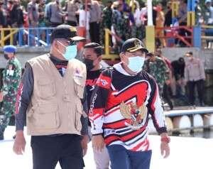 Gubernur Olly Dondokambey didampingi ketua Dewan Denny Lolong.