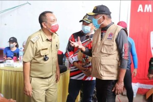 Didampingi Ketua Dewan Denny Lolong, Gubernur Olly sampaikan bantuan kebutuhan listrik kepada Kumtua Moses Corneles untuk desa Gangga Satu.