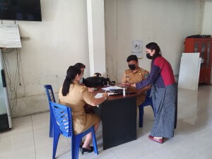 Hukum Tua Mapanget, Frederik Sumangkud, SE didampingi Sekdes saat menerima kunjungan Tim Vaksinasi dari Pemprov terkait kesiapan teknis besok.