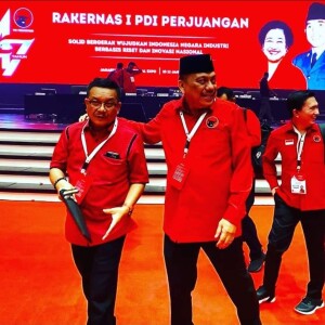 Ketua DPC Bitung tampak akrab dengan Bendahara Umum yang juga Ketua DPD PDI Perjuangan Sulut Olly Dondokambey.