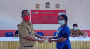 Kumtua Gangga Dua, Drs. Moses Corneles memberikan secara simbolis BLT bulan Februari kepada warga penerima manfaat.