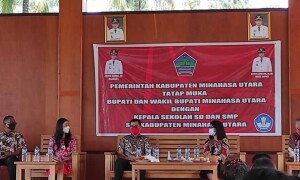 Bupati Joune Ganda didampingi Tenaga Ahli bidang Pendidikan Bernadeth Longdong dan Kadis Olfy Kalengkongan saat menggelar tatap muka dengan kepsek se- Minut