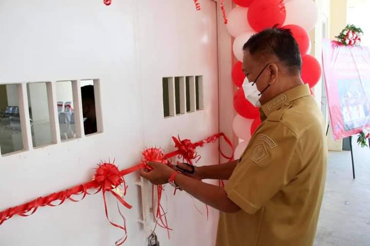 Gubernur Olly Dondokambey SE saat melakukan Soft Opening pada RSJ Ratumbuysang, Senin (26/07/2021).