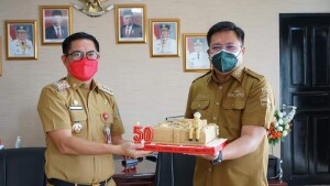 Wakil Bupati Kevin Wiliam Lotulung memberikan surprise dengan kue ulang tahun kepada Bupati Joune Ganda di ruang kerja Bupati.