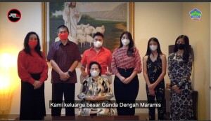 Keluarga besar Bupati Joune Ganda memberikan ucapan selamat ulang tahun