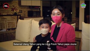Istri tercinta Bupati Joune Ganda, Ny. Rizya Davega bersama anak kekasih Vallent saat memberikan ucapan kepada suami yang adalah Bupati Minahasa Utara.