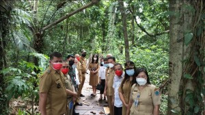 Tampak tim saat melakukan peninjauan di lokasi wisata alam Sesa Kolongan, kecamatan Kalawat.