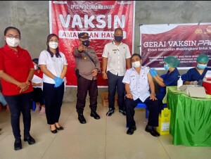 Vaksinasi di Desa Kawangkoan, Kecamatan Kalawat.