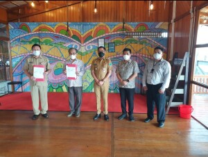 Bupati Joune Ganda didampingi Sekda Jimmy Kuhu bersama Pimpinan PT. Bank Prisma Dana usai melakukan MoU kerjasama.
