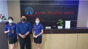 Kepala Cabang PT. Bank Prisma Dana Airmadidi, Hendra Rumambi, SE saat ditemui di kantornya.