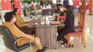 Tampak Kadis Pendidikan Olfy Kalengkongan didampingi Jane Sangian hendak memberikan laporan kepada Bupati dan Wakil Bupati di Pendopo.